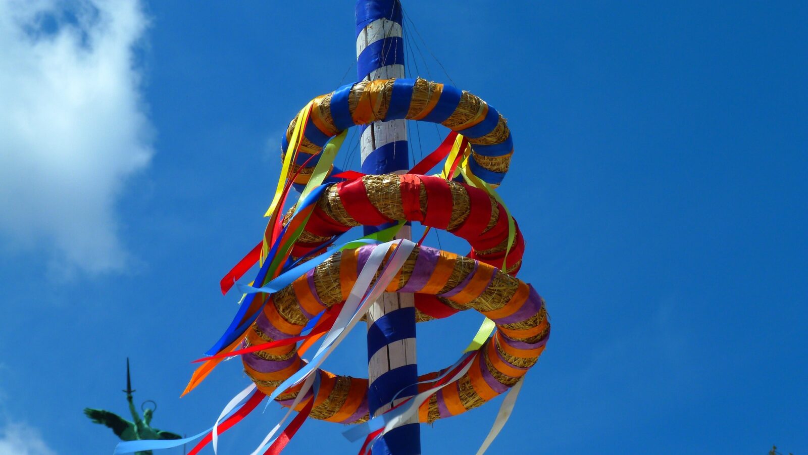 1. Mai-Feier mit Maibaumaufstellen