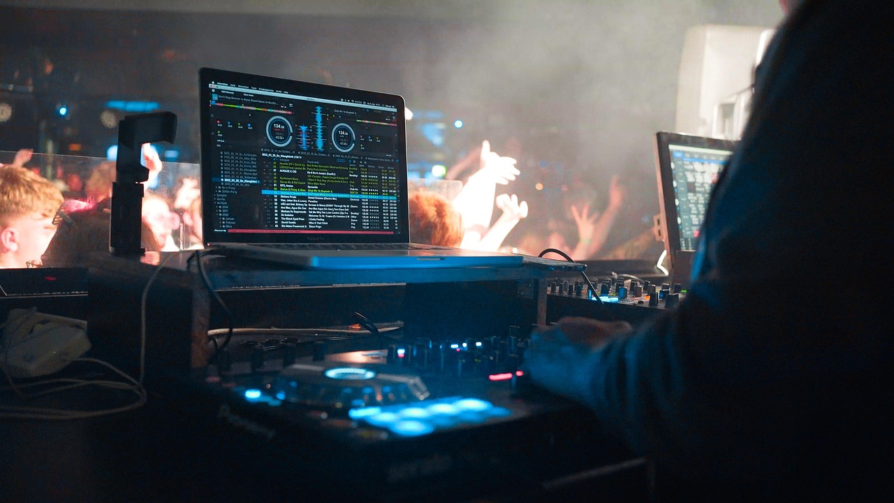 Buntes Musikprogramm mit DJ Daniel im CAREA Harzhöhe
