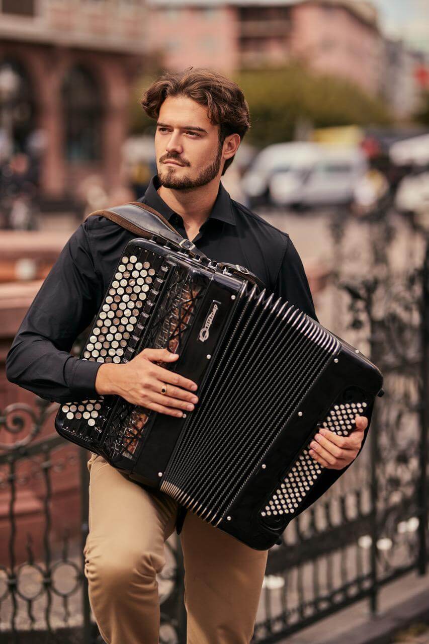 Konzert mit Akkordeonvirtuose Sergey Sadovoy aus Frankfurt